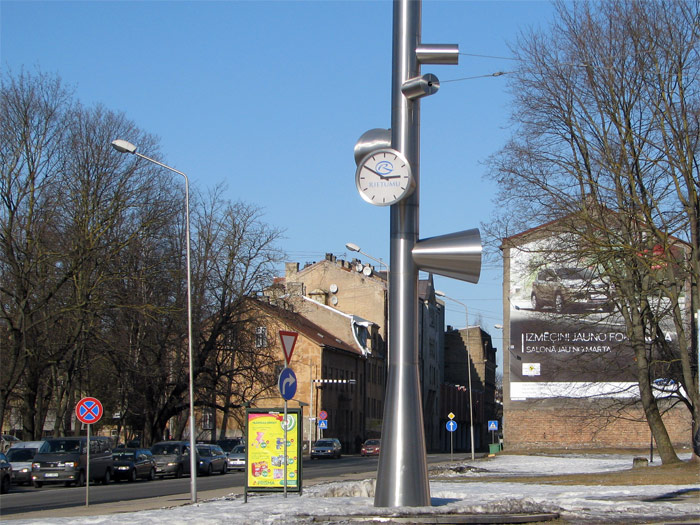 Pulkstenis Lāčplēša un F. Sadovņikova ielu krustojumā