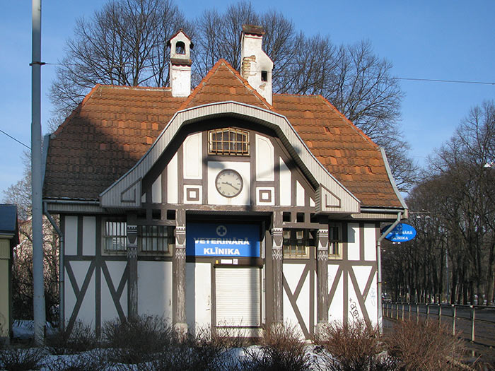 Retais fasādes pulkstenis