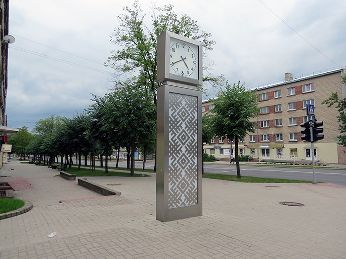 Pulkstenis Atbrīvošānas alejā