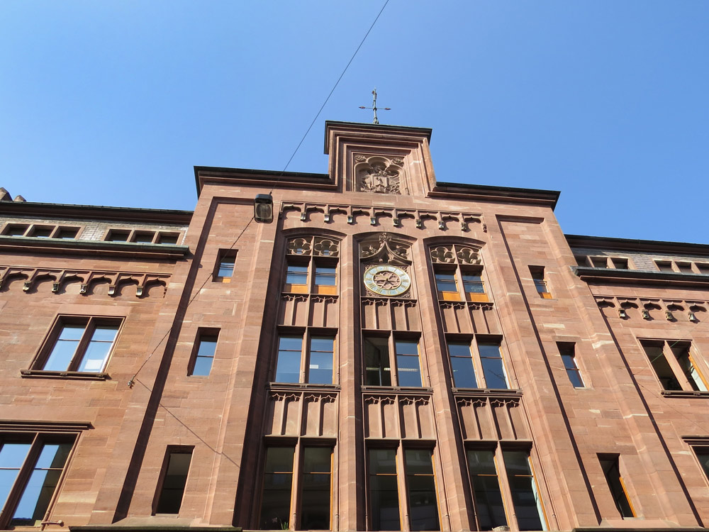 Freie ielas fasādes pulkstenis, Bāzele
