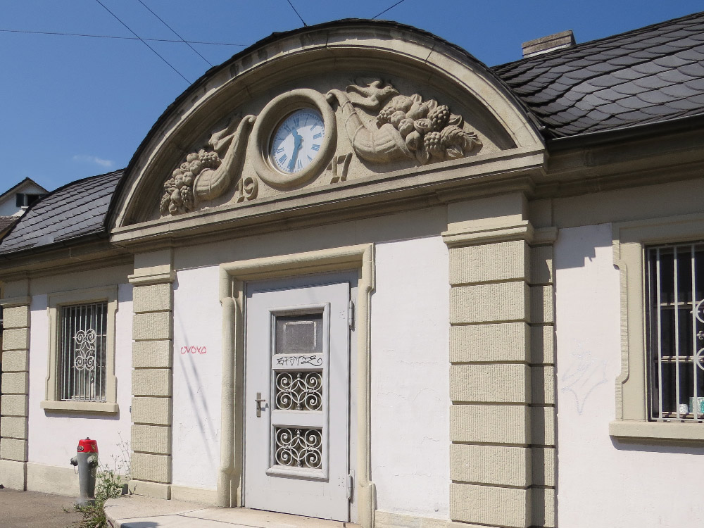 Fasādes pulkstenis, Badenstrasse 67, Cīrihe, Šveice 