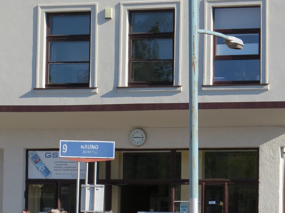 Pulkstenis Strela uz autoostas fasādes
