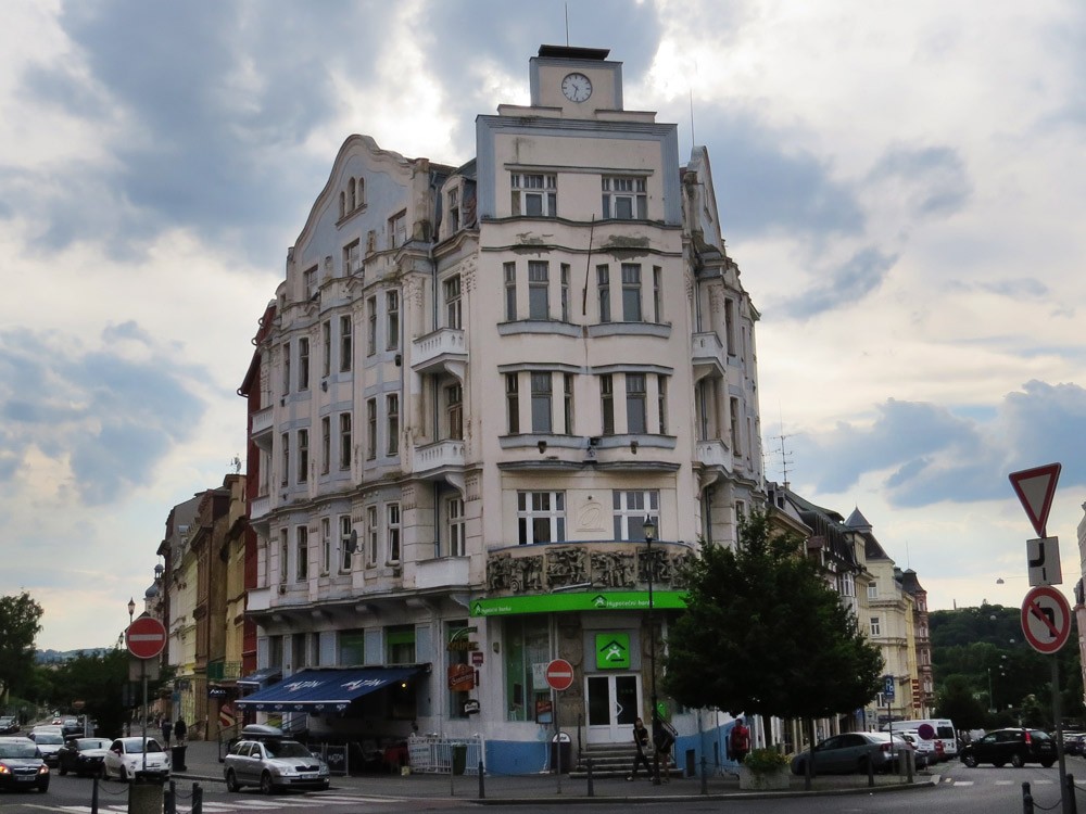  Fasādes pulkstenis uz dzīvojamās ēkas, Karlovi Vari