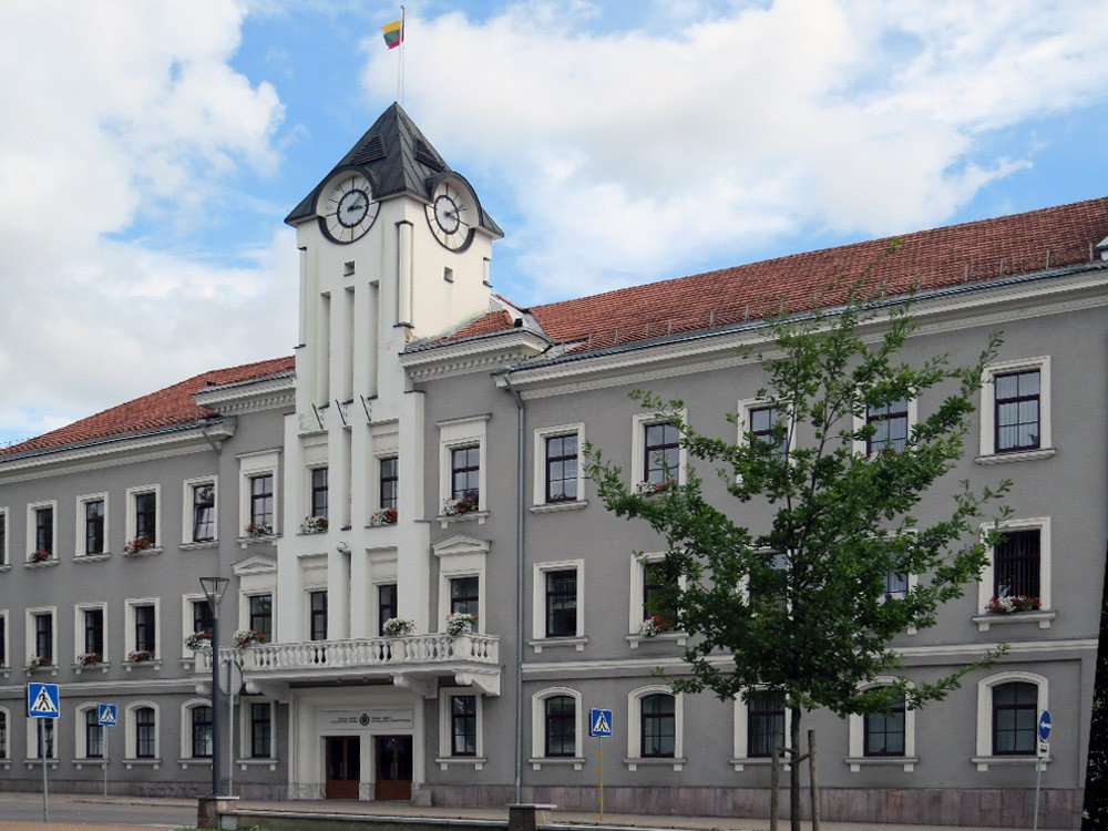 Torņa pulkstenis uz pašvaldības ēkas