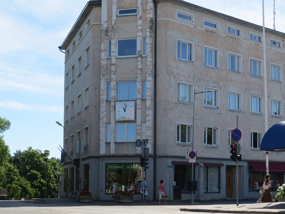 Fasādes pulkstenis uz  Parnu ielas